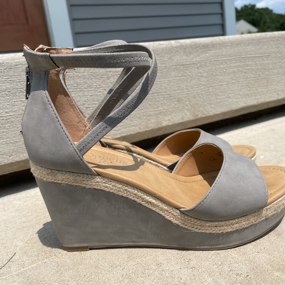Cute grey healed sandals